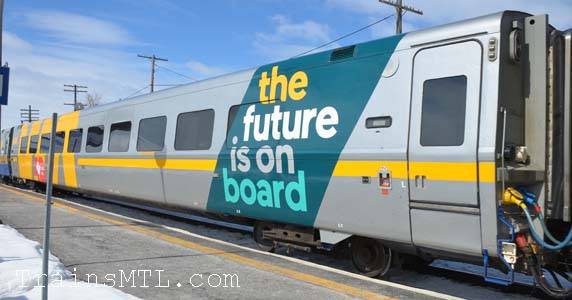 Passenger car VIA 3365 left side with new colors/ Wagon de passager VIA 3365 coté gauche avec nouvelles couleurs
